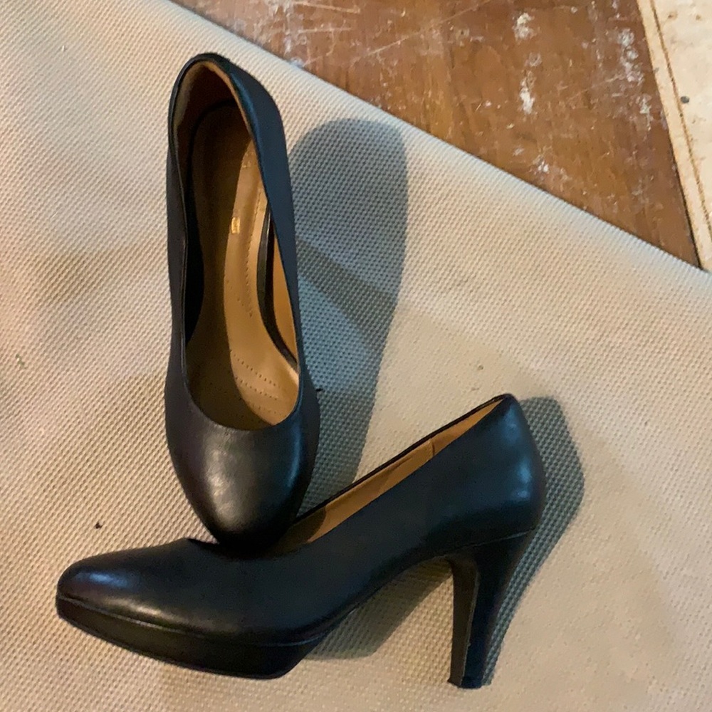 Black Clark’s size 8.5